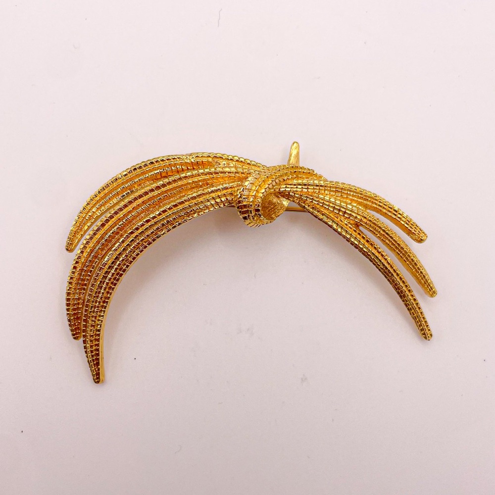 Vintage 70’s Monet Gold Tone Textured Bow Crest Wheat Design Brooch/Pin